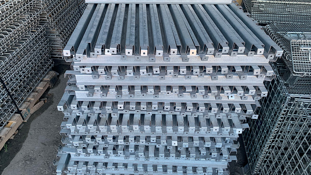 Steel pallet supports for pallet racking